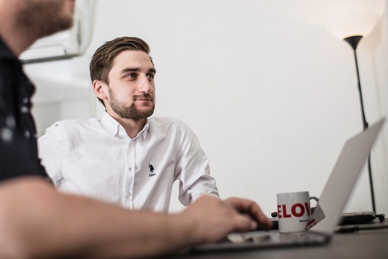 Команда IT-компании по разработке проводит совещание